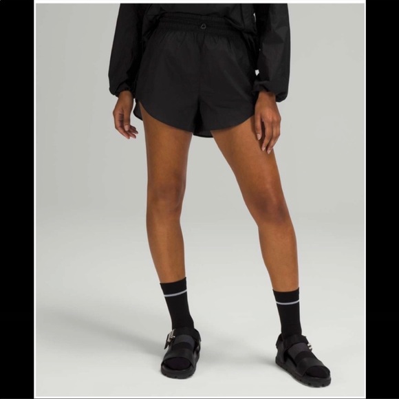 Lululemon Step Out High Rise Short 3" in Black Size 4 - Picture 2 of 7